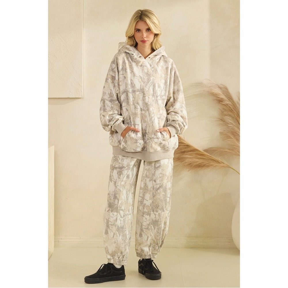 Veveret Gray Camo Fleece Joggers Pants and Hoodie Set